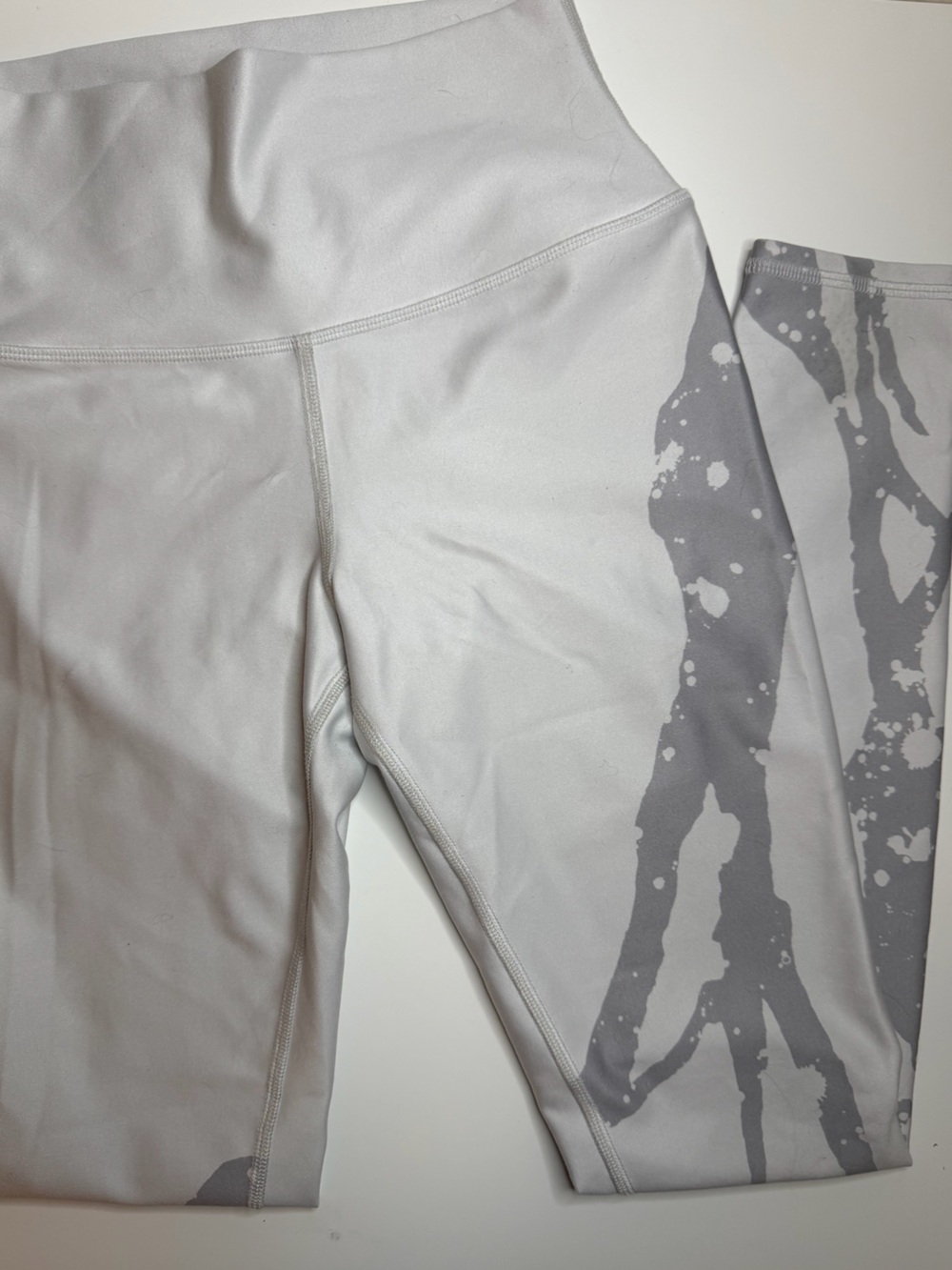 ALO Yoga Medium White and Grey Leggings